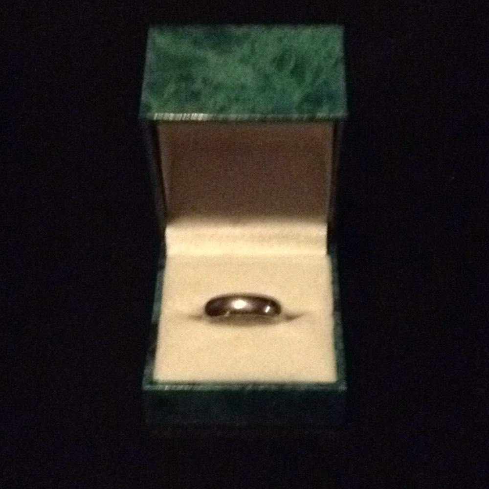 Platinum men's wedding band